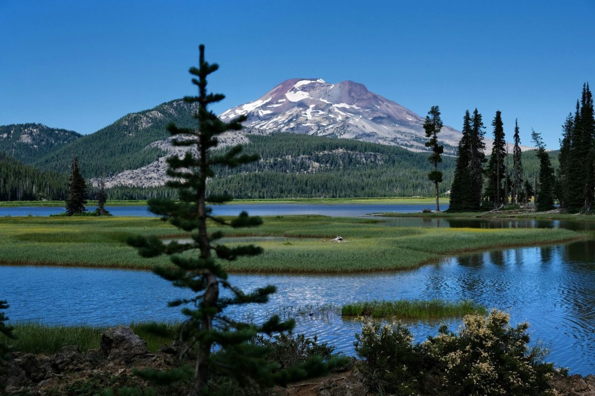 View of Sparks Lake with Cascade Mountain Range in Central Oregon